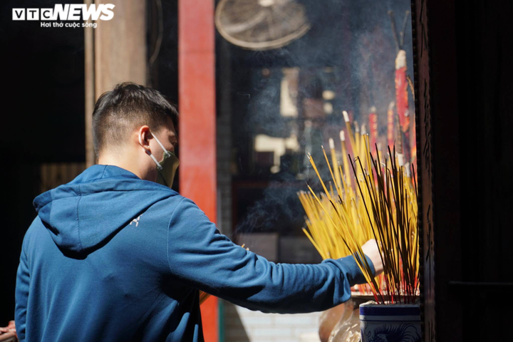 TP.HCM: Nhiều người tới chùa cầu duyên trong ngày Valentine - 5