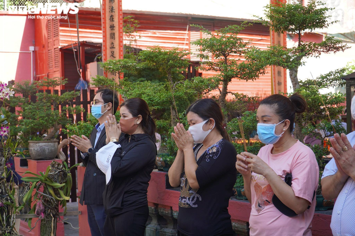 TP.HCM: Nhiều người tới chùa cầu duyên trong ngày Valentine - 9