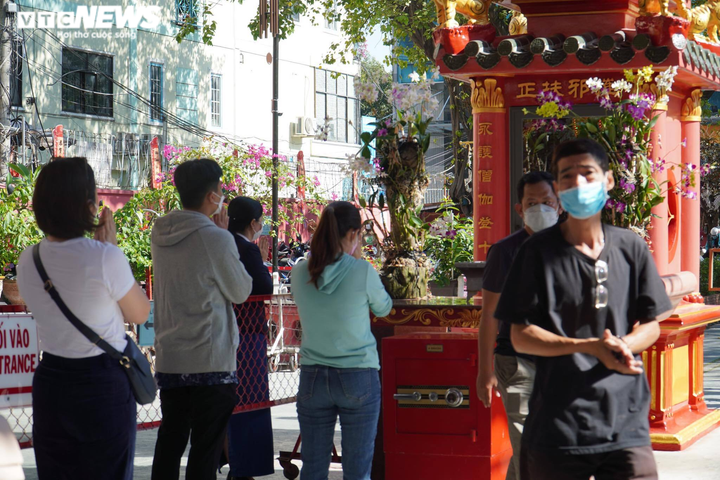 TP.HCM: Nhiều người tới chùa cầu duyên trong ngày Valentine - 10