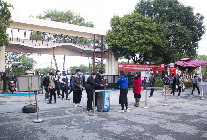 Sinh viên hào hứng trở lại trường, nhận lì xì từ thầy cô đầu năm mới - 11