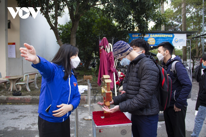 Sinh viên hào hứng trở lại trường, nhận lì xì từ thầy cô đầu năm mới - 14