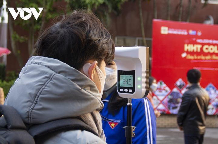 Sinh viên hào hứng trở lại trường, nhận lì xì từ thầy cô đầu năm mới - 13