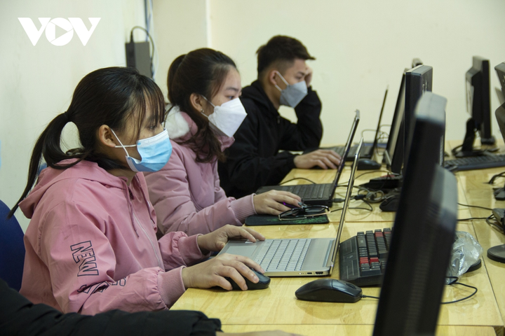 Sinh viên hào hứng trở lại trường, nhận lì xì từ thầy cô đầu năm mới - 19