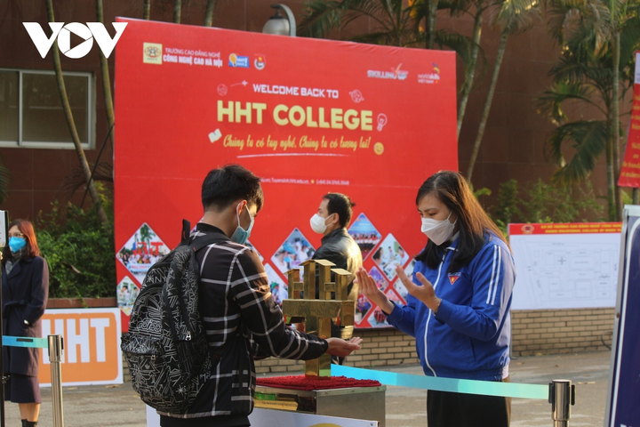 Sinh viên hào hứng trở lại trường, nhận lì xì từ thầy cô đầu năm mới - 12