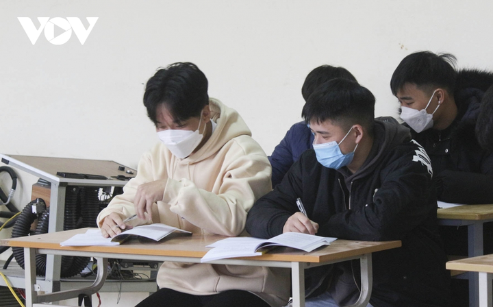 Sinh viên hào hứng trở lại trường, nhận lì xì từ thầy cô đầu năm mới - 16