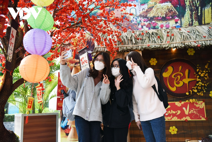 Sinh viên hào hứng trở lại trường, nhận lì xì từ thầy cô đầu năm mới - 9