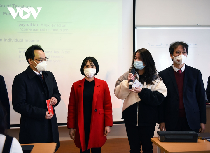 Sinh viên hào hứng trở lại trường, nhận lì xì từ thầy cô đầu năm mới - 2