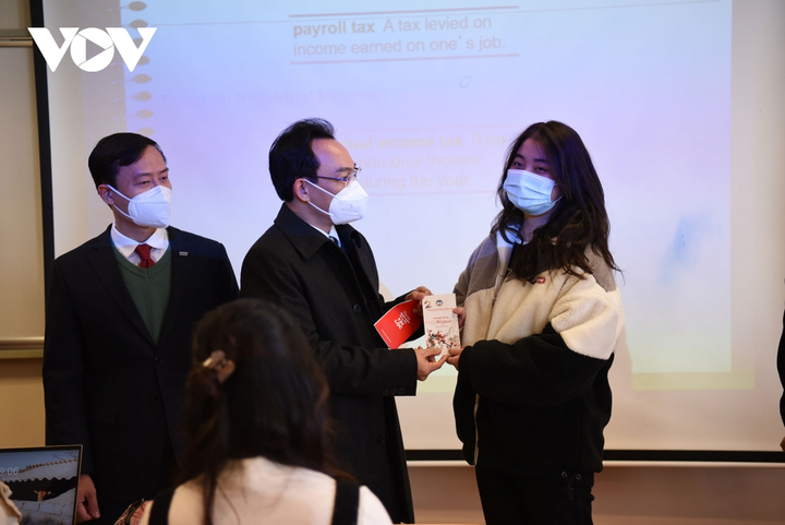 Sinh viên hào hứng trở lại trường, nhận lì xì từ thầy cô đầu năm mới - 3