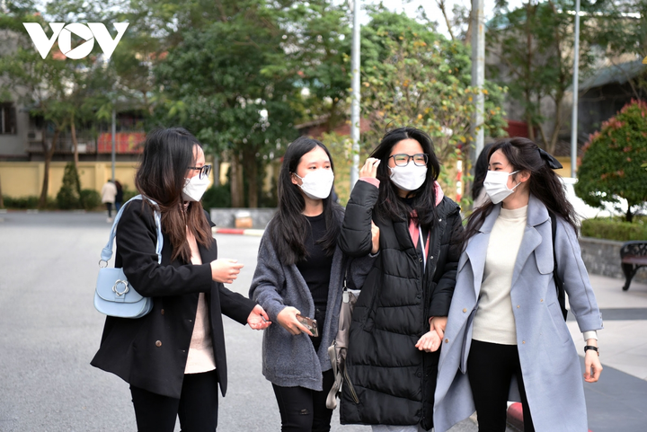 Sinh viên hào hứng trở lại trường, nhận lì xì từ thầy cô đầu năm mới - 8