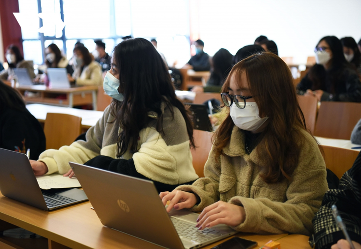 Sinh viên hào hứng trở lại trường, nhận lì xì từ thầy cô đầu năm mới - 6