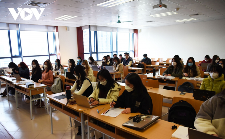 Sinh viên hào hứng trở lại trường, nhận lì xì từ thầy cô đầu năm mới - 1