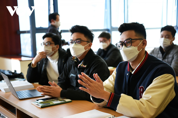 Sinh viên hào hứng trở lại trường, nhận lì xì từ thầy cô đầu năm mới - 5