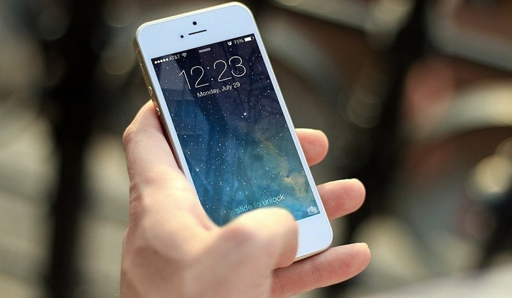 Những tác hại không ngờ khi cầm smartphone sai cách - 1