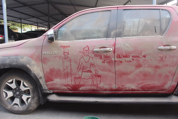 Những chiếc xe phủ bụi được đính thông điệp từ sâu sắc đến cười cạn nước mắt - 7