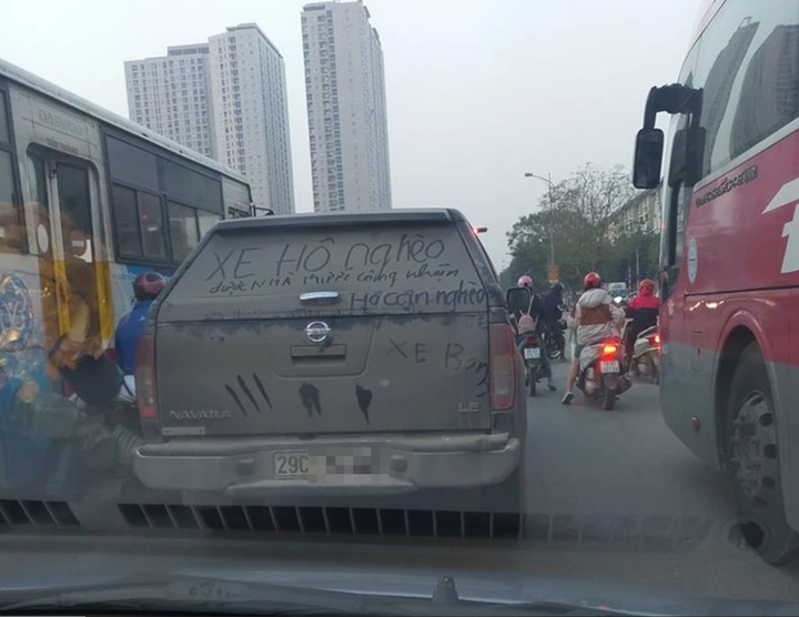 Những chiếc xe phủ bụi được đính thông điệp từ sâu sắc đến cười cạn nước mắt - 3