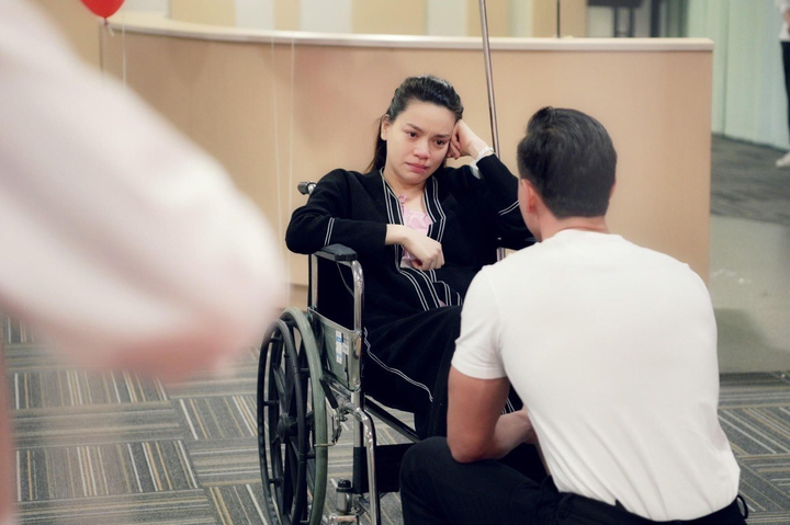 3 màn cầu hôn ngập nước mắt ở Vbiz: Hồ Ngọc Hà để mặt mộc, bật khóc trên xe lăn - 6