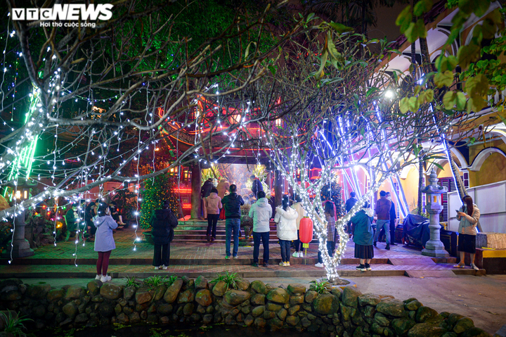 Hà Nội: Tối muộn, người dân vẫn đổ về chùa Phúc Khánh dự lễ cầu an - 3