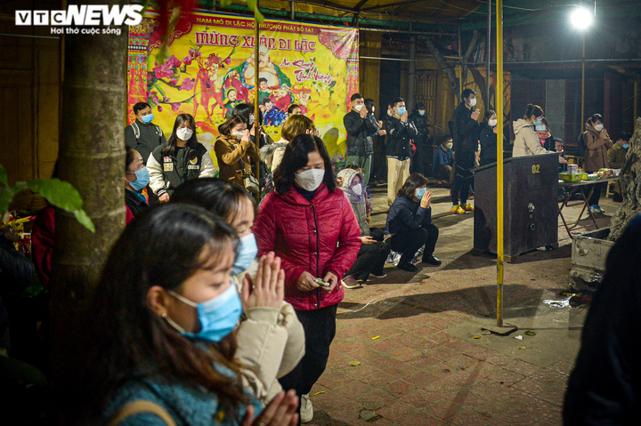 Hà Nội: Tối muộn, người dân vẫn đổ về chùa Phúc Khánh dự lễ cầu an - 4