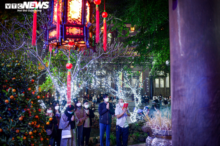 Hà Nội: Tối muộn, người dân vẫn đổ về chùa Phúc Khánh dự lễ cầu an - 1