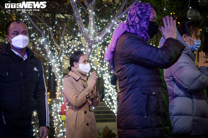 Hà Nội: Tối muộn, người dân vẫn đổ về chùa Phúc Khánh dự lễ cầu an - 5