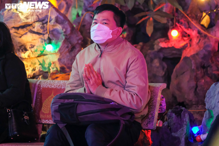 Hà Nội: Tối muộn, người dân vẫn đổ về chùa Phúc Khánh dự lễ cầu an - 8