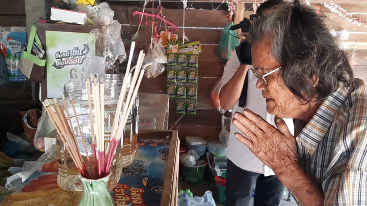 Bắt được 2 con cá 'lạ’, cả dân làng ùa đến thắp nhang, cầu khẩn để xin may mắn - 4