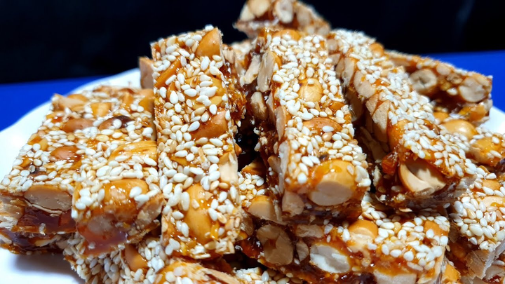 Ra Giêng, mấy thanh kẹo lạc 'ế' từ Tết là món quà vặt vô giá của tuổi thơ 8X-9X - 4