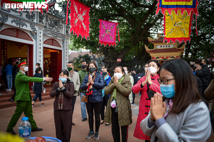 Ảnh: Người dân xếp hàng vào Phủ Tây Hồ cầu tài lộc ngày Rằm tháng Giêng - 7