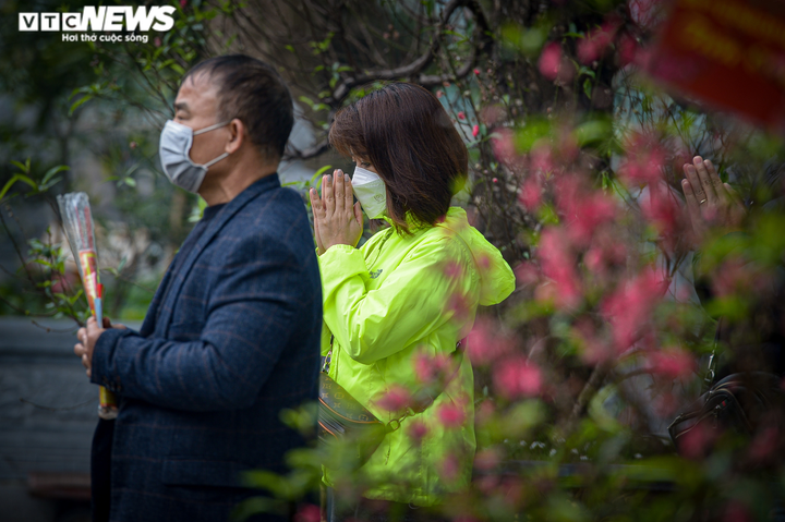 Ảnh: Người dân xếp hàng vào Phủ Tây Hồ cầu tài lộc ngày Rằm tháng Giêng - 13