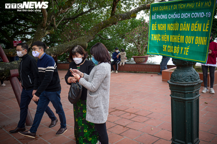 Ảnh: Người dân xếp hàng vào Phủ Tây Hồ cầu tài lộc ngày Rằm tháng Giêng - 6