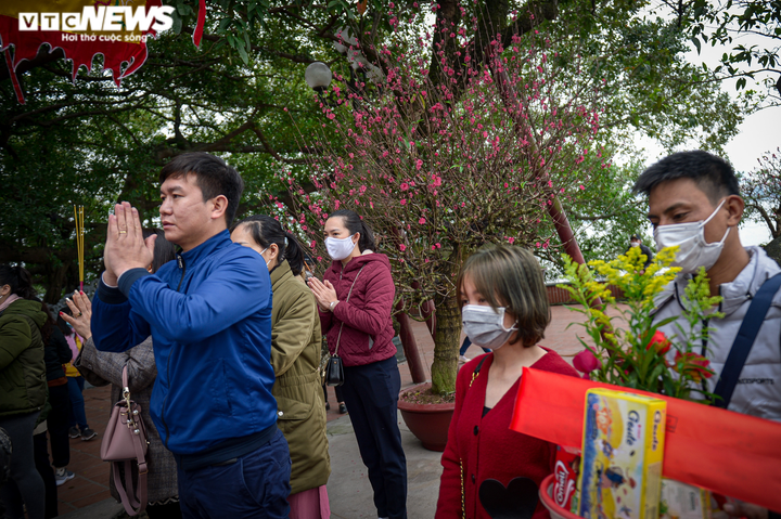 Ảnh: Người dân xếp hàng vào Phủ Tây Hồ cầu tài lộc ngày Rằm tháng Giêng - 2