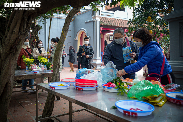 Ảnh: Người dân xếp hàng vào Phủ Tây Hồ cầu tài lộc ngày Rằm tháng Giêng - 8