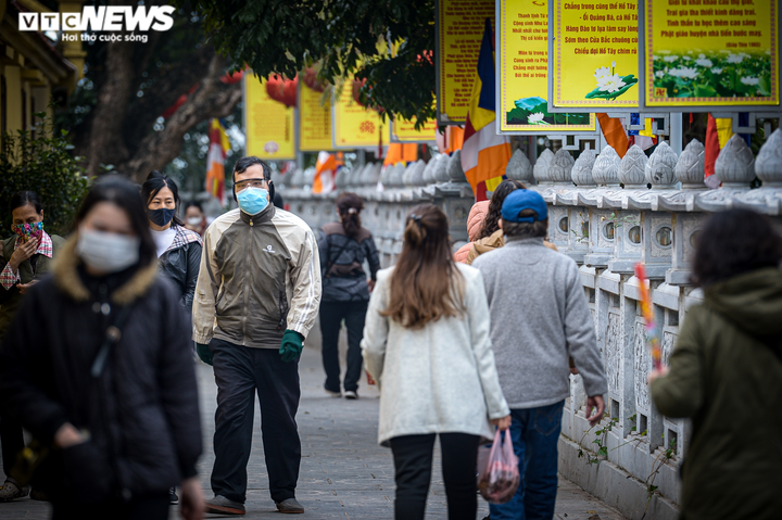 Ảnh: Người dân xếp hàng vào Phủ Tây Hồ cầu tài lộc ngày Rằm tháng Giêng - 11