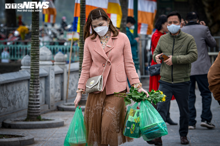 Ảnh: Người dân xếp hàng vào Phủ Tây Hồ cầu tài lộc ngày Rằm tháng Giêng - 12