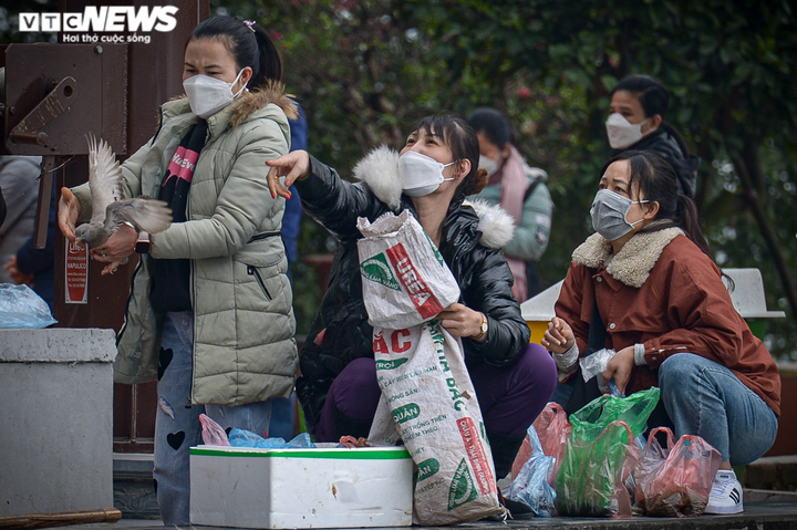 Ảnh: Người dân xếp hàng vào Phủ Tây Hồ cầu tài lộc ngày Rằm tháng Giêng - 10