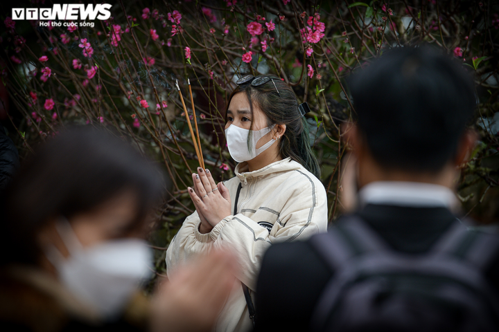 Ảnh: Người dân xếp hàng vào Phủ Tây Hồ cầu tài lộc ngày Rằm tháng Giêng - 3