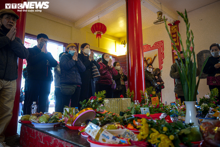 Ảnh: Người dân xếp hàng vào Phủ Tây Hồ cầu tài lộc ngày Rằm tháng Giêng - 4