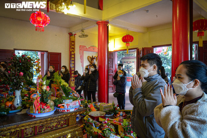 Ảnh: Người dân xếp hàng vào Phủ Tây Hồ cầu tài lộc ngày Rằm tháng Giêng - 5