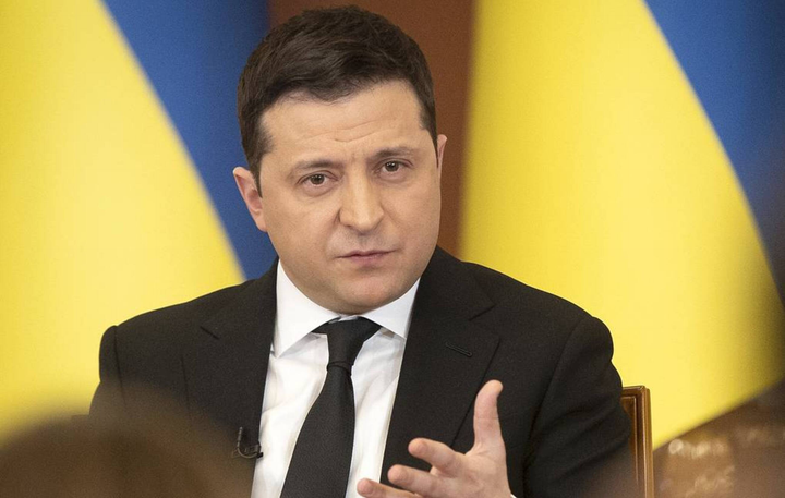 Giới siêu giàu tháo chạy khỏi Ukraine, Tổng thống Zelensky nói 'sai lầm' - 1