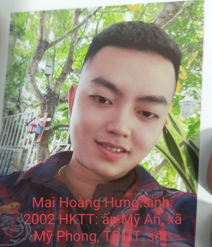 Nam thanh niên ném gạch vào xe Lexus của thượng tá công an vì đèn sáng chói mắt - 1