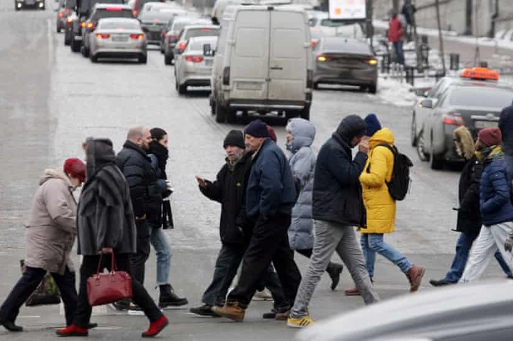 Dân Ukraine thở phào sau tuyên bố rút quân của Nga - 2