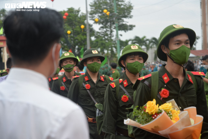 Ảnh: Khoảnh khắc lễ chia tay xúc động của các tân binh lên đường nhập ngũ - 21
