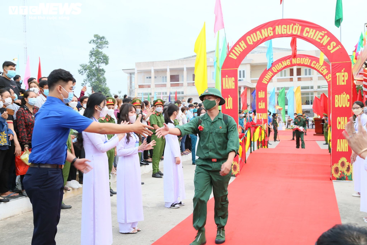 Ảnh: Khoảnh khắc lễ chia tay xúc động của các tân binh lên đường nhập ngũ - 23