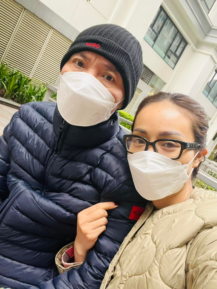 NSND Công Lý chỉ xuống trung tâm thương mại cũng đủ khiến vợ trẻ mừng rỡ - 2