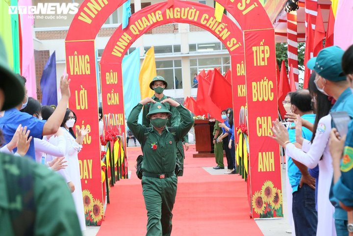 Ảnh: Khoảnh khắc lễ chia tay xúc động của các tân binh lên đường nhập ngũ - 22