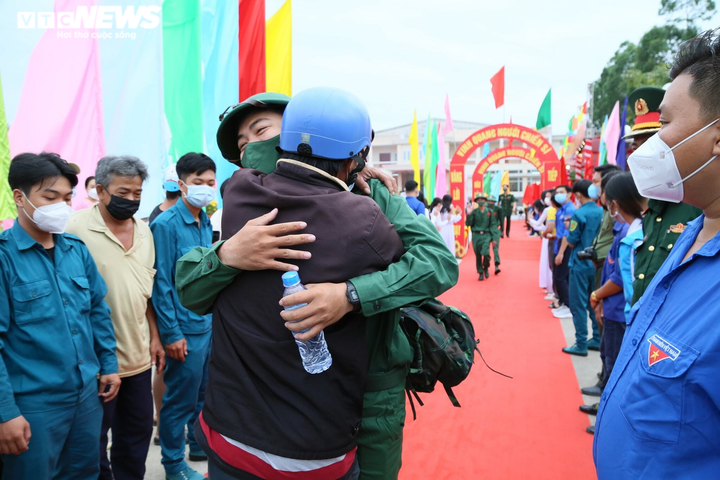 Ảnh: Khoảnh khắc lễ chia tay xúc động của các tân binh lên đường nhập ngũ - 24