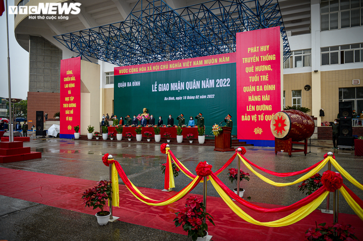 Ảnh: Khoảnh khắc lễ chia tay xúc động của các tân binh lên đường nhập ngũ - 1