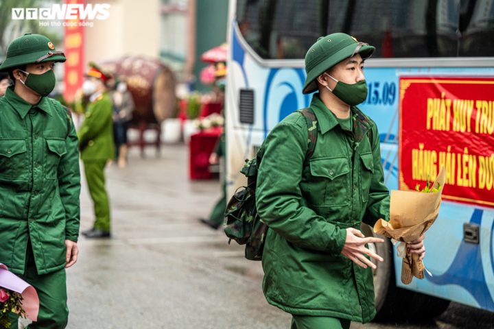 Ảnh: Khoảnh khắc lễ chia tay xúc động của các tân binh lên đường nhập ngũ - 10