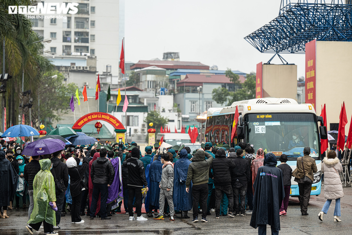Ảnh: Khoảnh khắc lễ chia tay xúc động của các tân binh lên đường nhập ngũ - 11