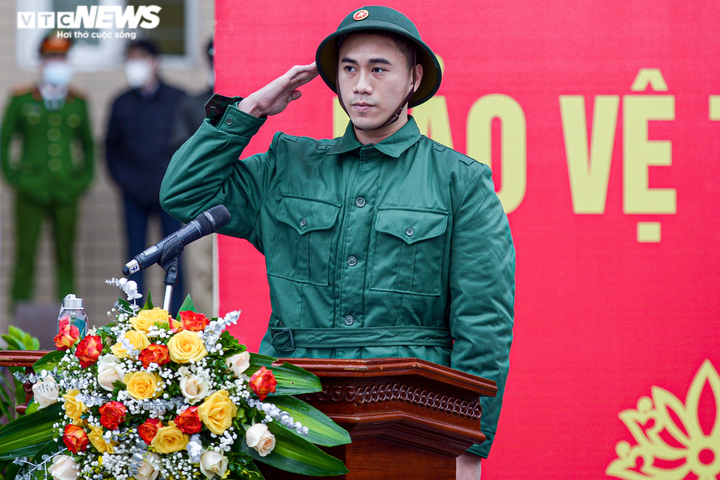 Ảnh: Khoảnh khắc lễ chia tay xúc động của các tân binh lên đường nhập ngũ - 5